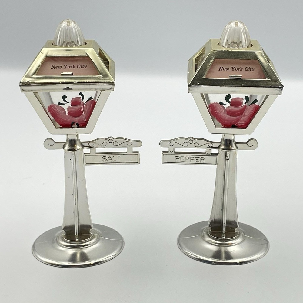 Vintage New York City Lamp Post Salt And Pepper Shakers Souvenir Mid Century‎